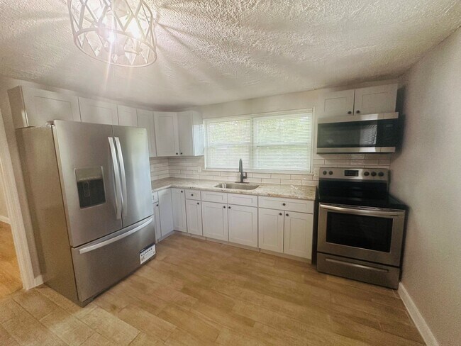 Building Photo - 2558 Spirea St