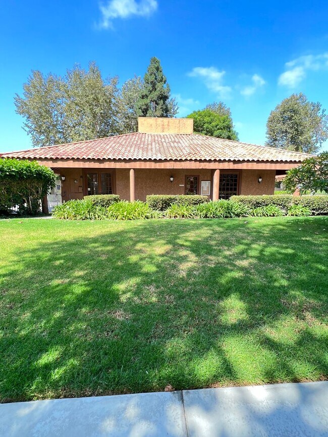 Building Photo - Amazing 1 Bedroom Huntington Beach Condo in Gated Community