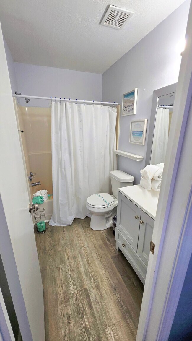 Building Photo - 924 W Beach Blvd