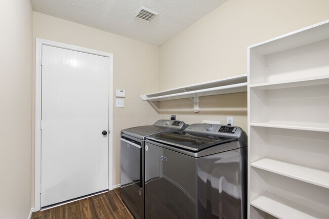 Building Photo - 26 S Vesper Bend Cir