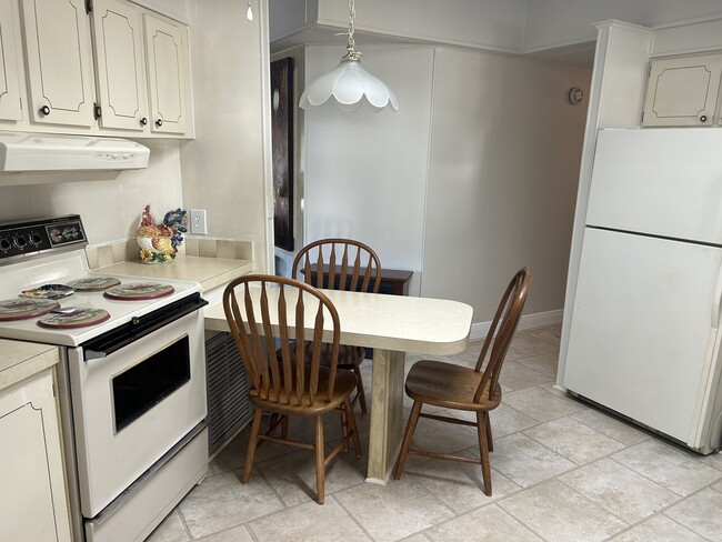 Building Photo - 500 Robin Ln