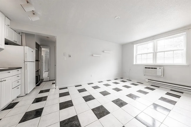 Building Photo - 10 Colonial Village Dr