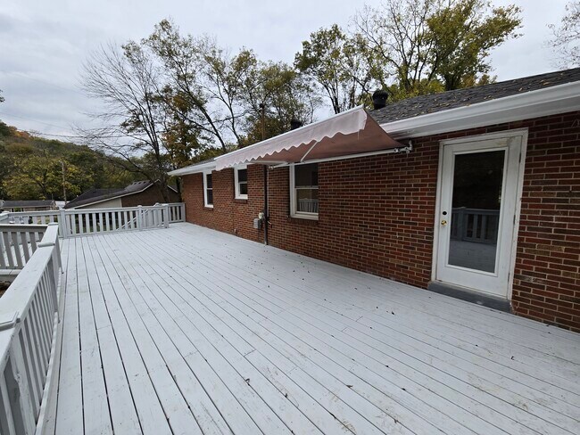 Building Photo - 929 Due W Ave N