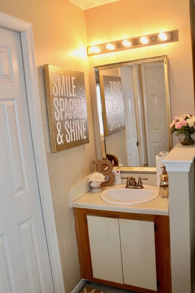 Building Photo - 2BD/ 2BA Condo with New Carpet & Community Pool!