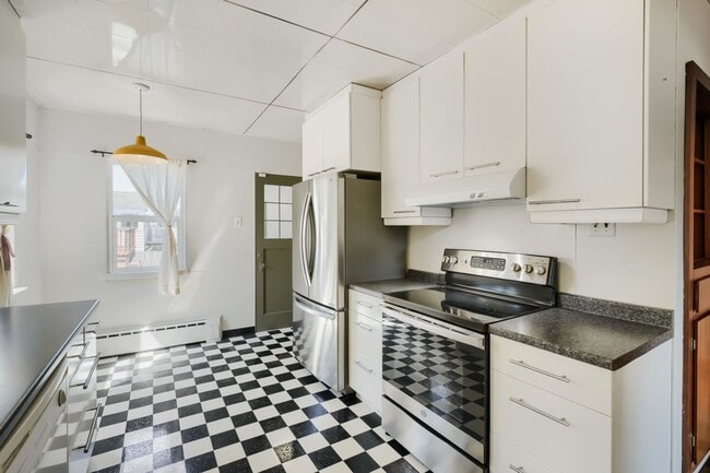 Building Photo - Charming 1bed/2bath Home with Lowel Level Bonus Room in West Seattle!
