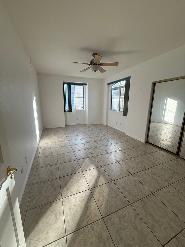 Building Photo - 985 Prestwick St