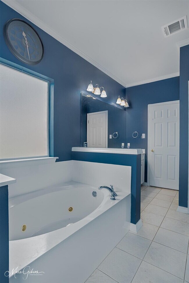 Building Photo - "Charming 3-Bed Sanctuary with Granite Countertops & Cozy Fireplace on Colonial Drive!"