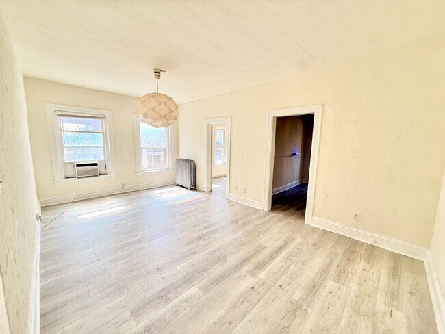 Building Photo - Gorgeous 1 Bed 1 Bath Denver Apartment in Capitol Hill! Available NOW!