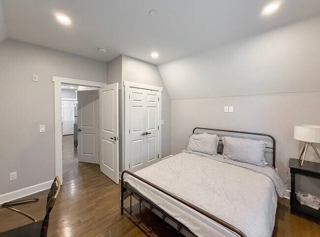 Building Photo - 468 Salem St