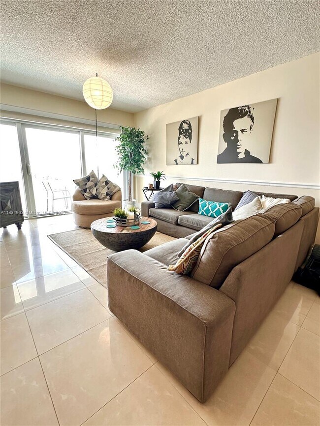 Building Photo - 300 Bayview Dr