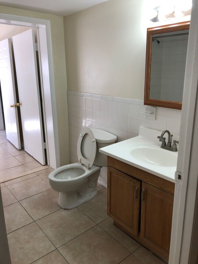 Building Photo - Large 5-2 house by Walmart