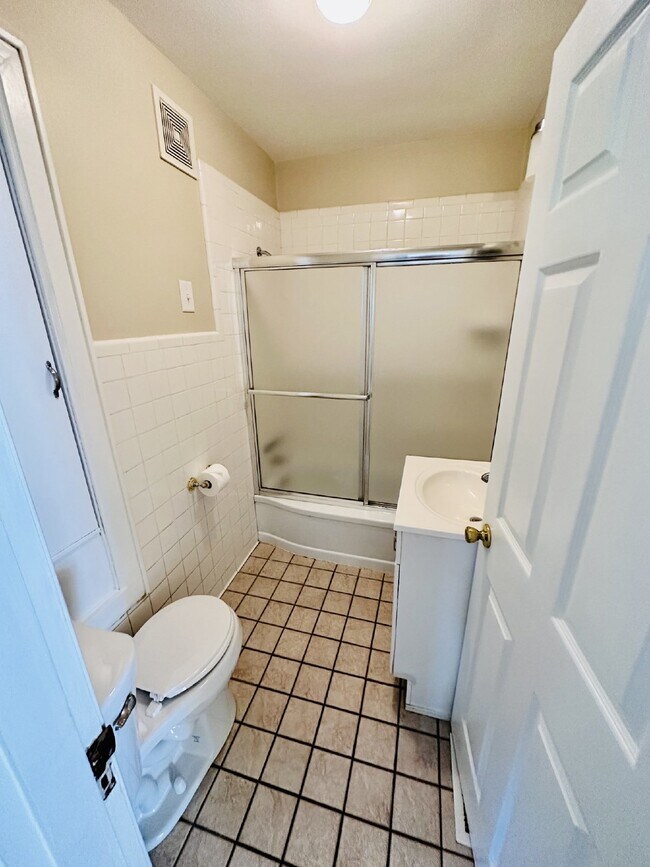 Building Photo - Wonderful 3BR/2.5BA in Hendersonville!