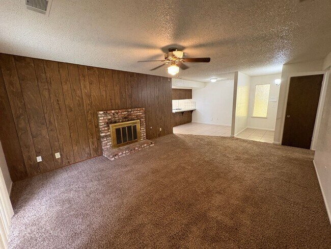 Building Photo - SW Visalia Home Available Now!