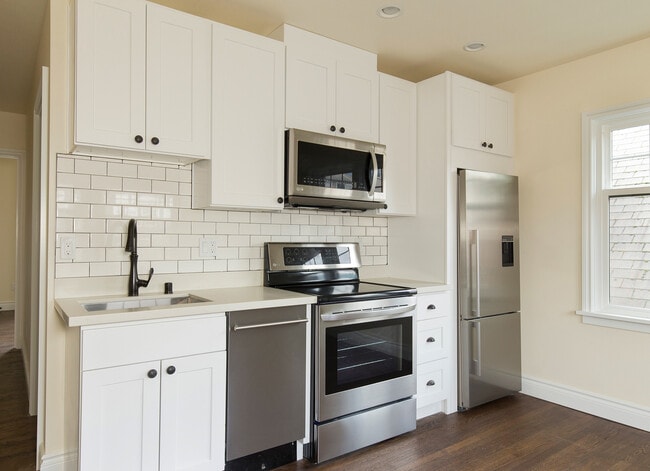 Building Photo - Charming 2 Bed / 1 Bath Top Floor, South-Facing Apartment w/ Roof Deck One Month Free Rent