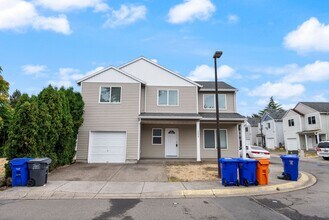Building Photo - 5Bed/2.5 Bath House available