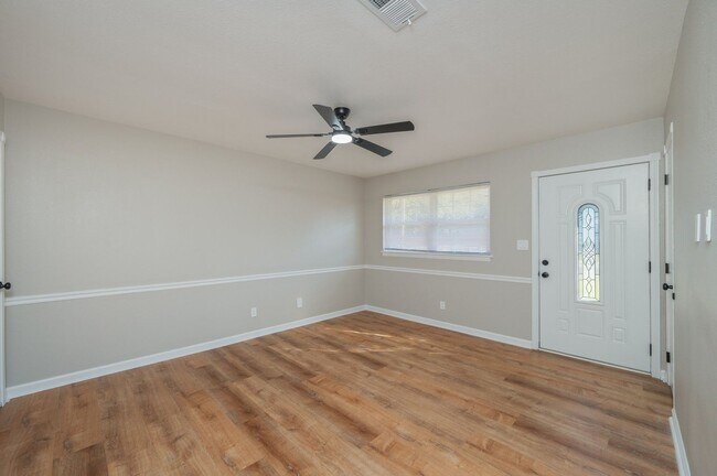 Building Photo - 3 bedroom in Mary Esther Heights!