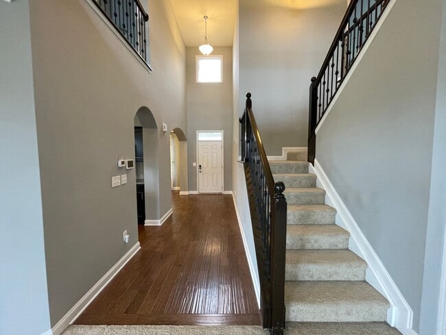 Building Photo - Large Home East Jefferson For Rent