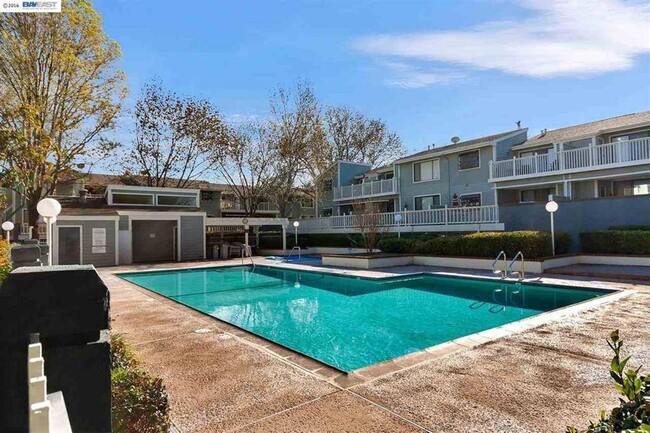 Building Photo - $2990 / 2 BR GORGEOUS REMODELED MEADOWBROO...