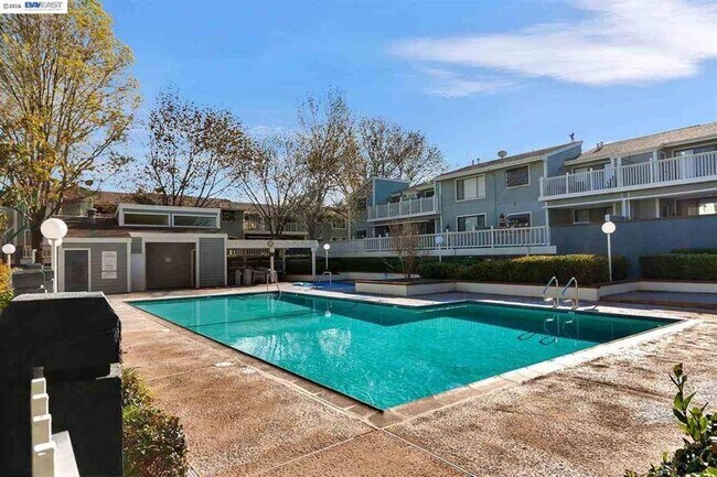 Building Photo - COMING SOON $3090 / 2 BR GORGEOUS REMODELE...