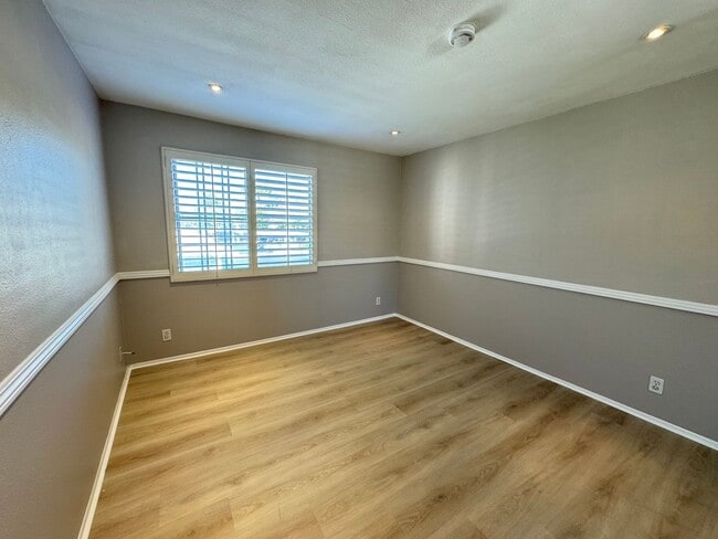 Building Photo - Bright and Airy 2Bd/2Ba Condo w/AC, W/D an...
