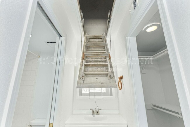 Building Photo - 405 E Linda Ln