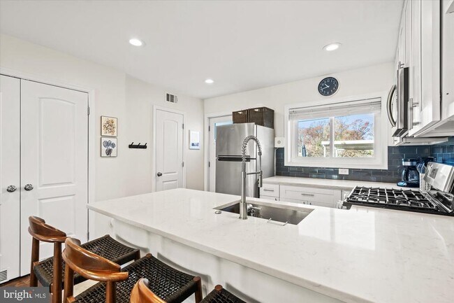 Building Photo - 134 35th St NE