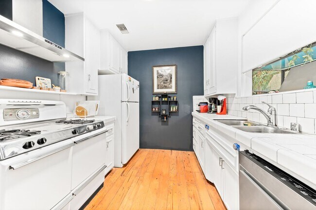 Building Photo - 1330 N Crescent Heights Blvd