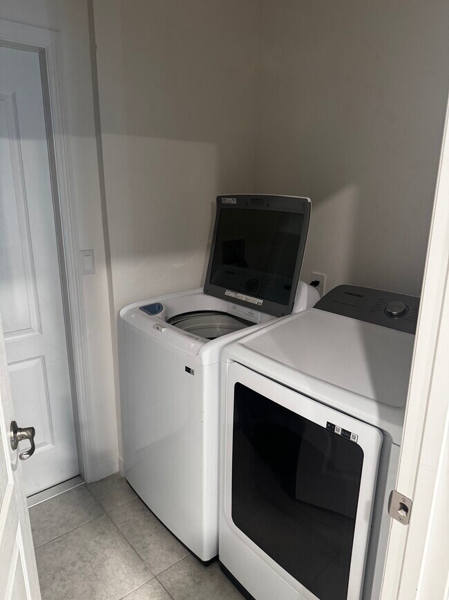 Building Photo - 1811 SE Sandia Dr