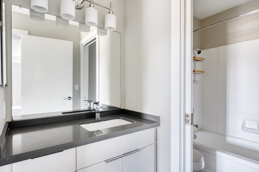 Building Photo - 644 Edgewater Blvd