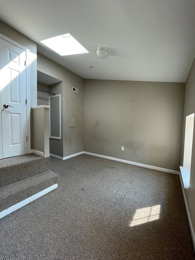 Building Photo - Cozy One Bedroom Townhome w/ All Amenities...