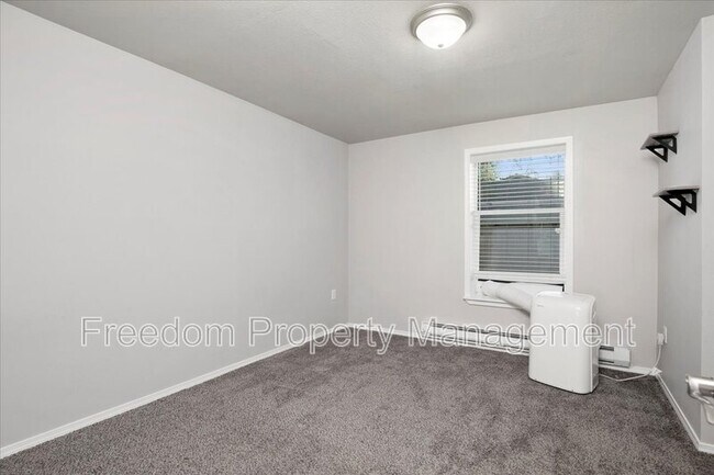 Building Photo - 420 S Garland St