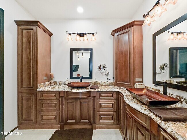 Building Photo - 444 San Clemente Dr