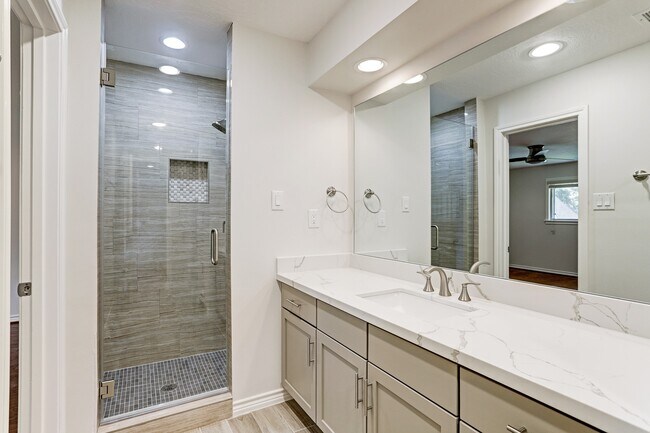 Building Photo - 1106 Ivy Wall Dr
