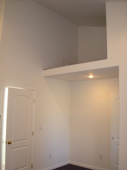 Loft - 2113 Loma Dr