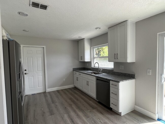 Building Photo - 1313 Summer Breeze Rd