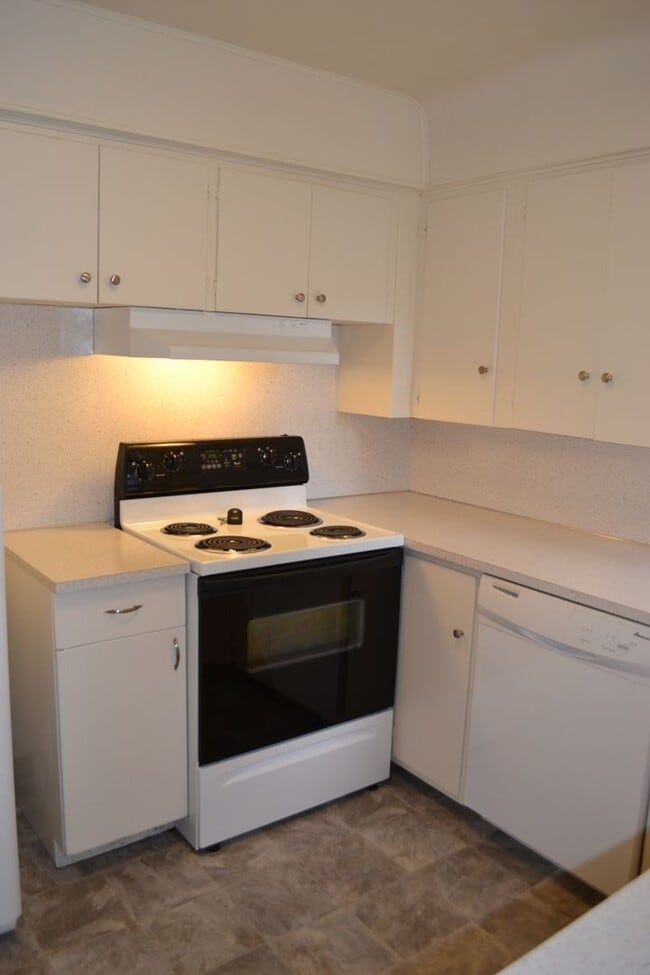 Building Photo - Quaint two-bedroom charmer in Northeast Salem