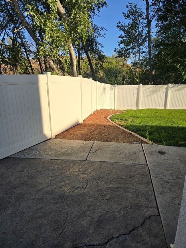 Building Photo - Beautiful 3-Bedroom Home with Scenic Views in the Redlands