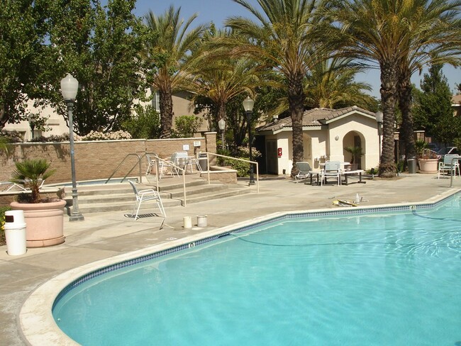Building Photo - 3 Bedroom Home for Rent in Santa Clarita!
