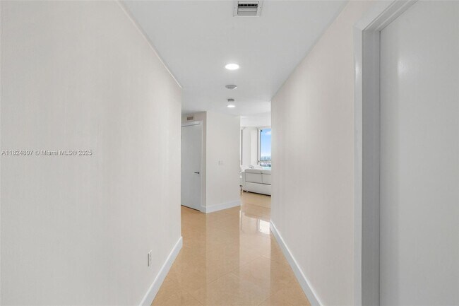 Building Photo - 1060 Brickell Ave