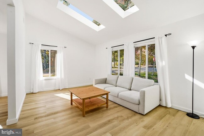 Building Photo - 1527 Hiddenbrook Dr