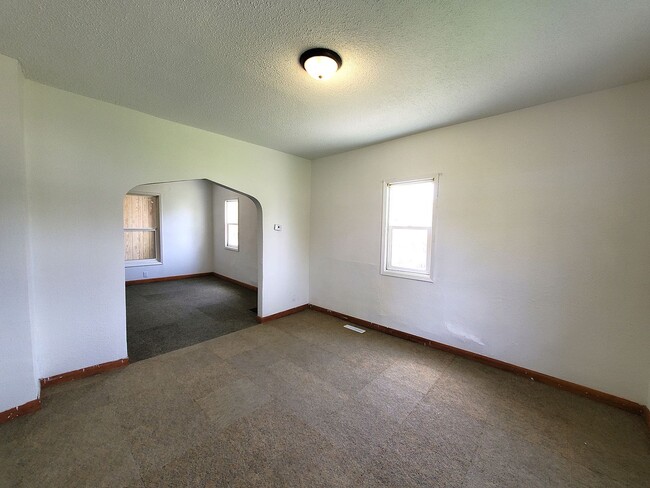 Building Photo - 919 Oneida St