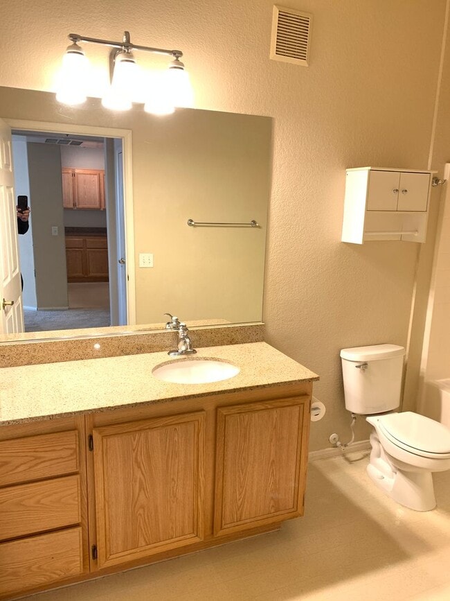 Building Photo - Gated Condo - One bedroom Upstairs  - Comm...