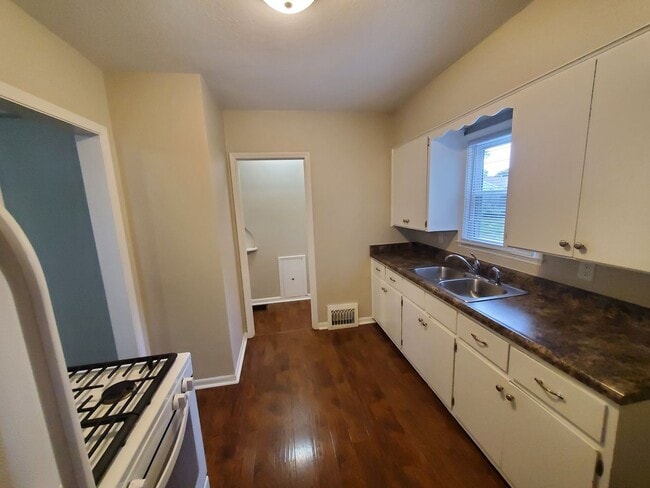 Building Photo - 2 bedroom, 1 bathroom home!