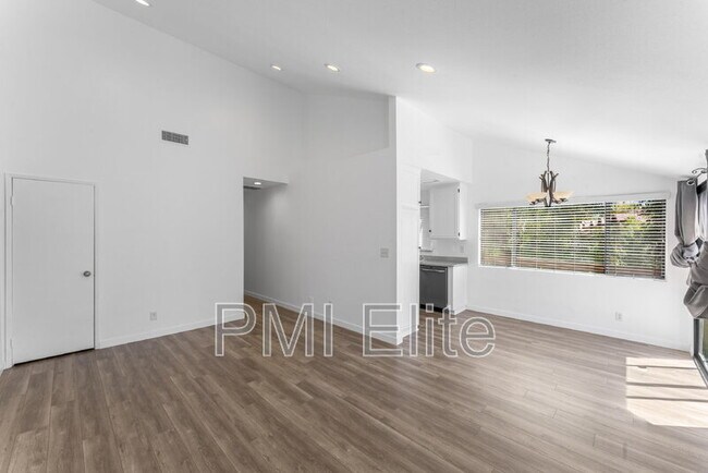 Building Photo - 18182 W Sundowner Way