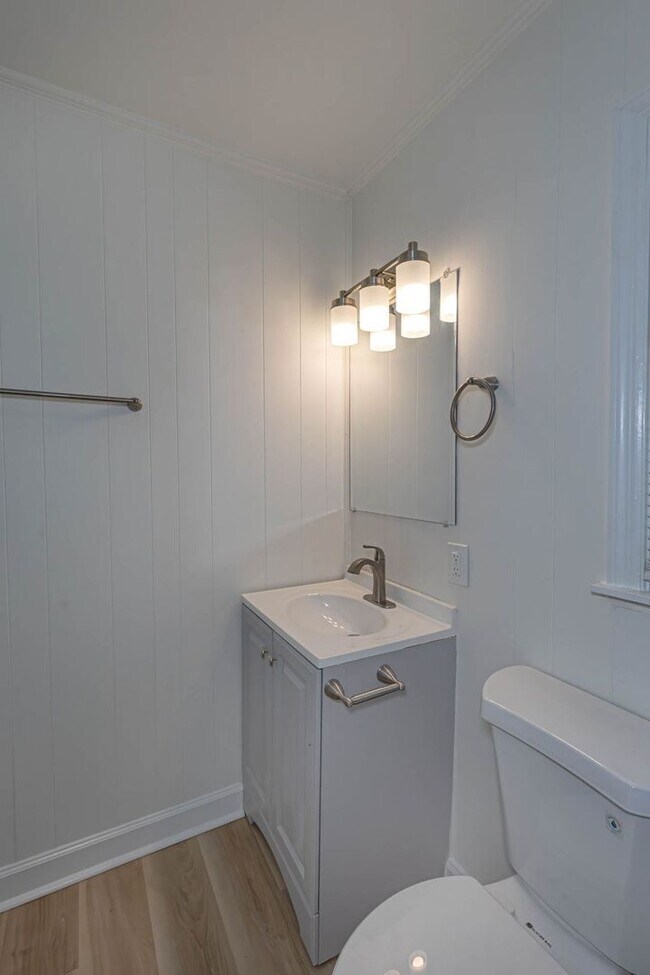 Building Photo - 2864 Hawthorne Dr