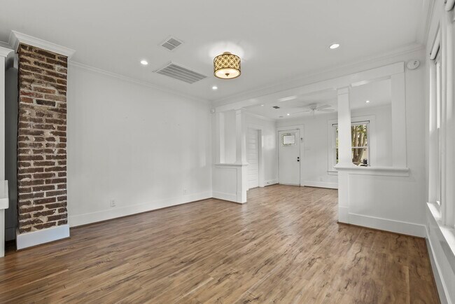 Building Photo - 724 E 21st St