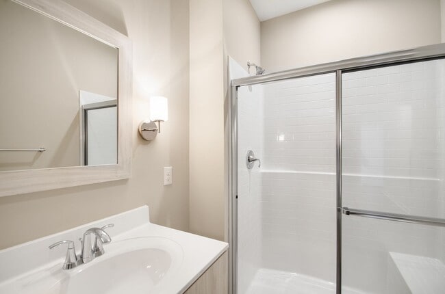 Building Photo - Two Bedroom Luxury Apartment (Elevator Building)