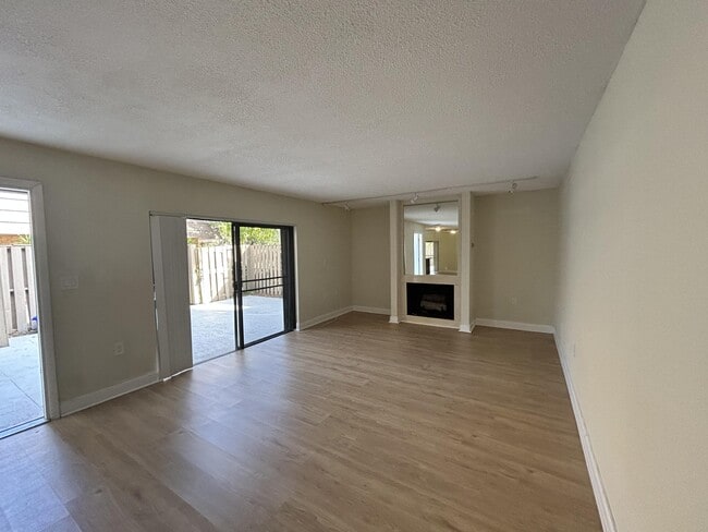 Building Photo - 705 7th Ct