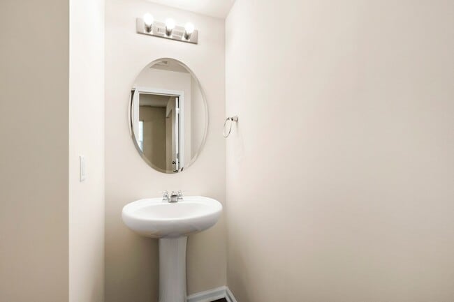 Building Photo - Elegant Townhome Near Southpoint Mall!