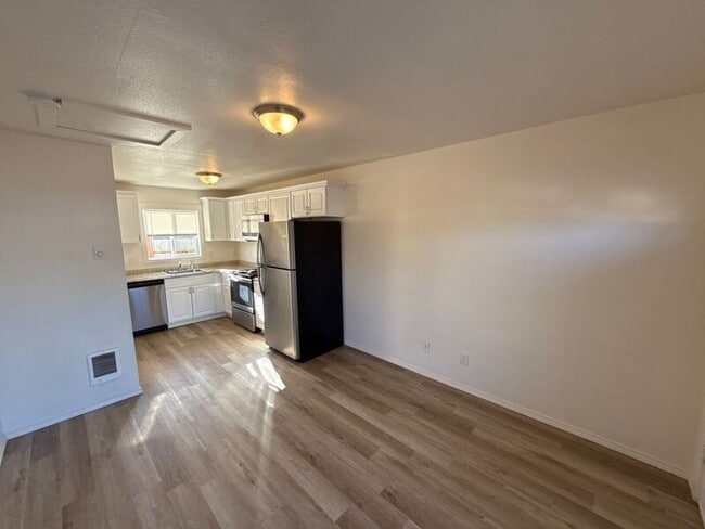 Building Photo - 3357 Portland Rd NE